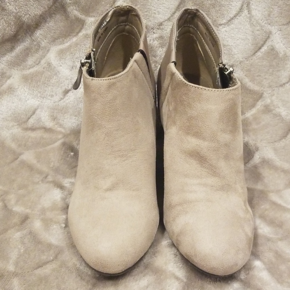 NEW-CL by Laundry Gray Wedge Ankle Booties